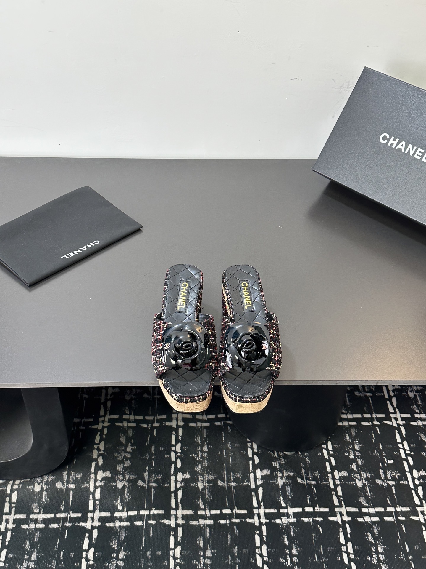 Мюли женские в стиле Chanel с цветком камелии чёрного цвета