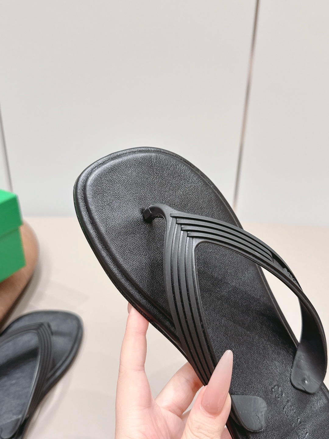 Шлепанцы женские в стиле Bottega Veneta A26 из гладкого PU со стелькой из натуральной кожи черного цвета