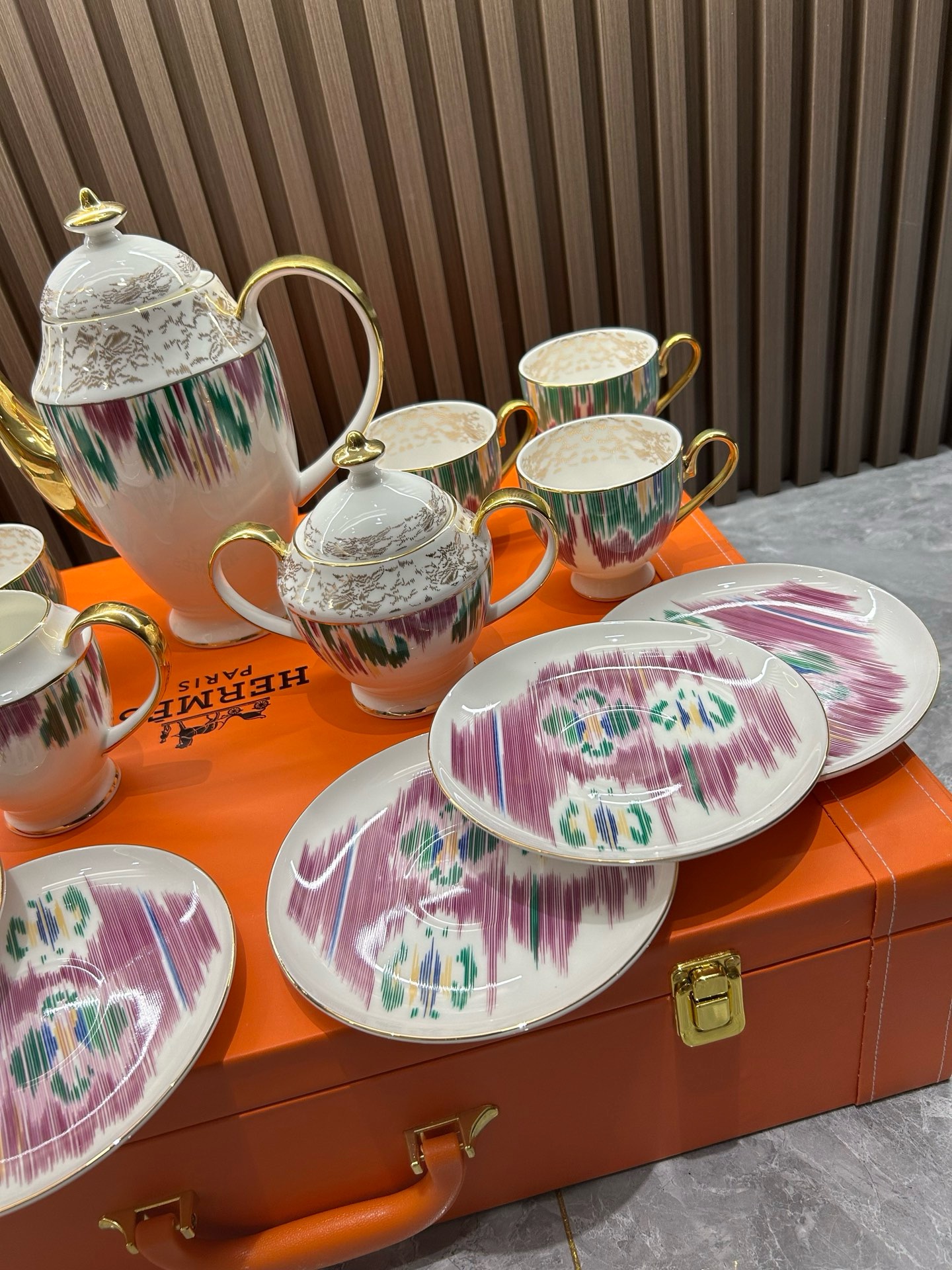 Чайно-кофейный сервиз Hermes из костяного фарфора с декоративной росписью