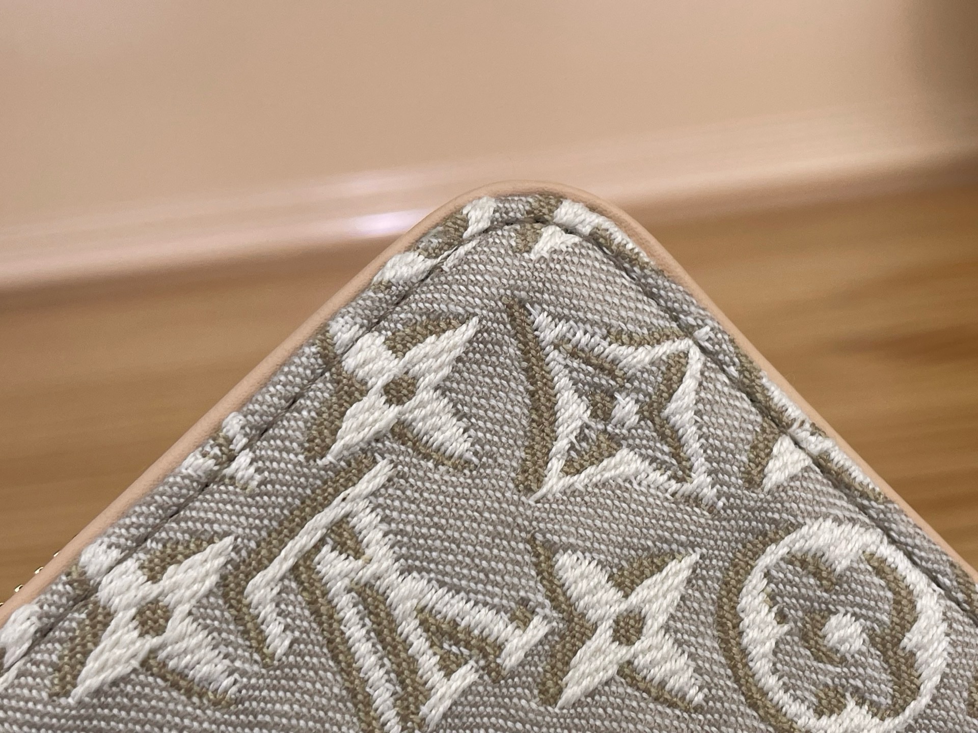 Кошелёк женский Louis Vuitton Zippy бежевого цвета