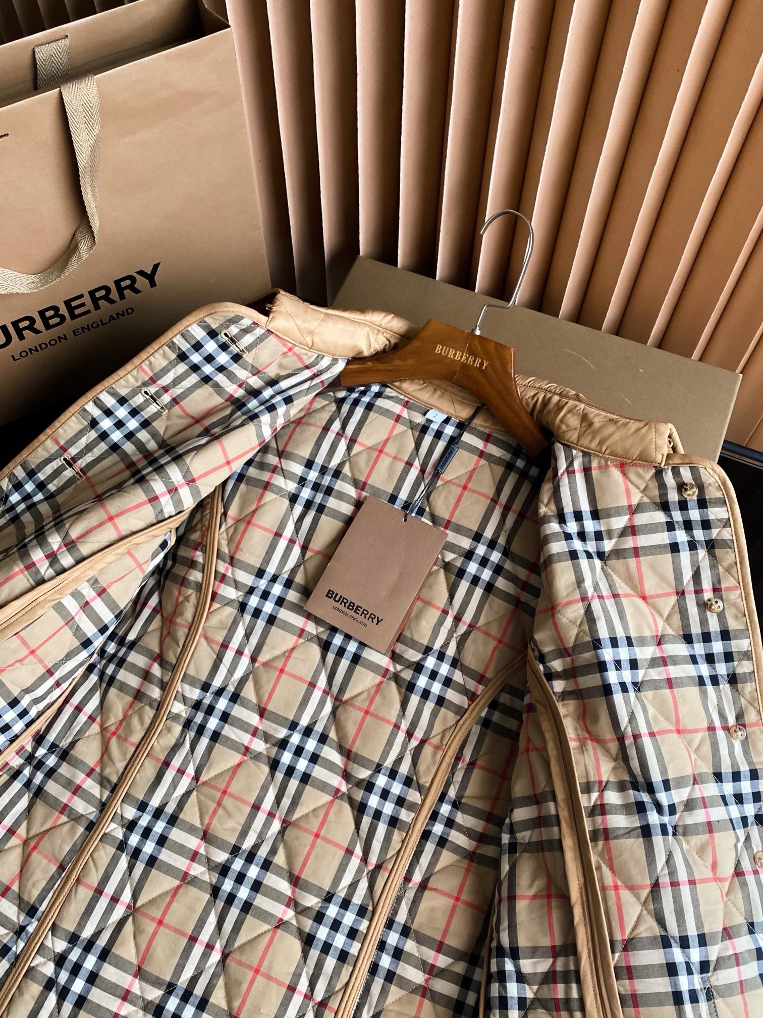 Куртка женская в стиле Burberry бежевого цвета