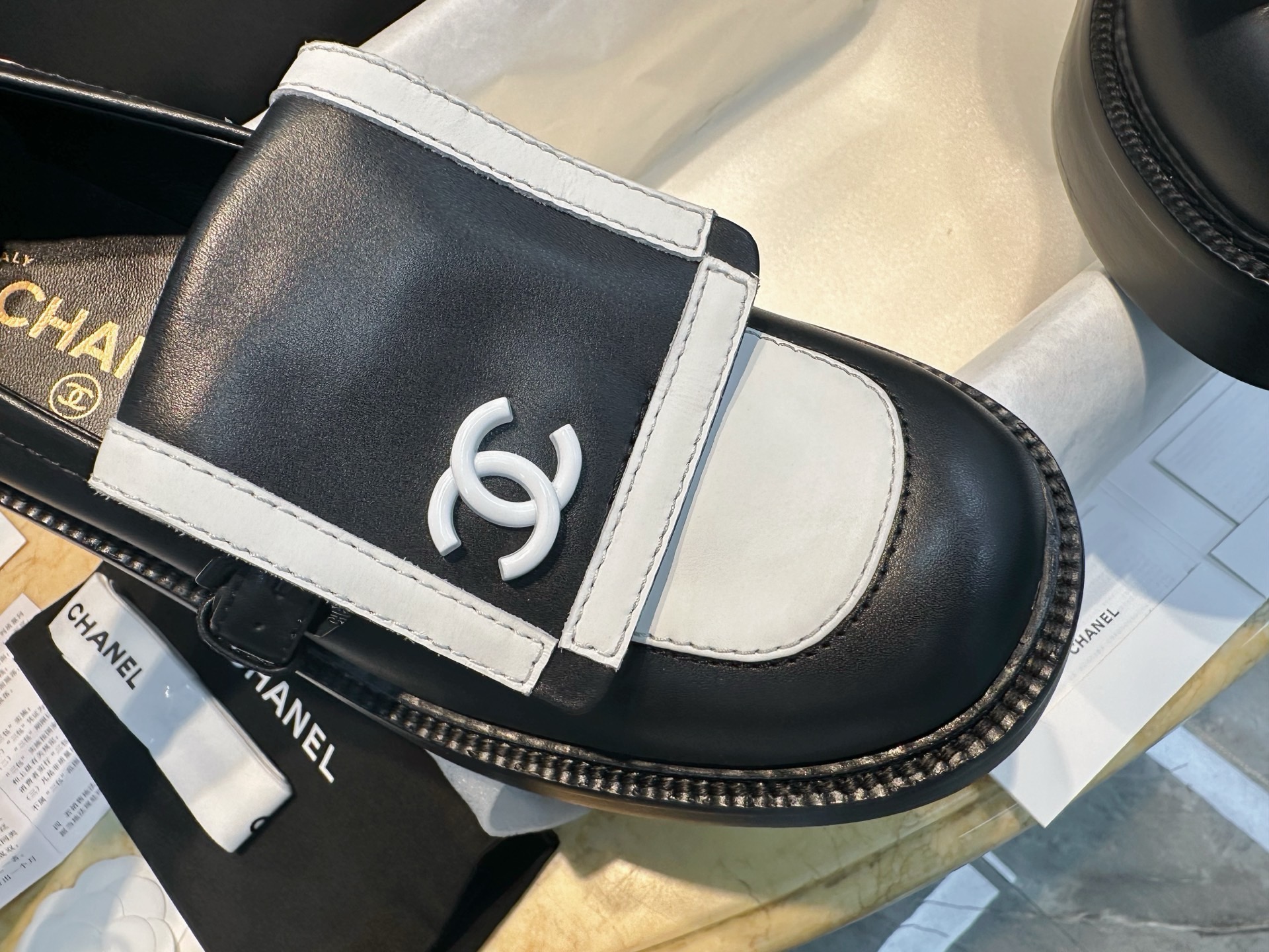 Лоферы женские Chanel 24B чёрно-белого цвета на утолщённой подошве