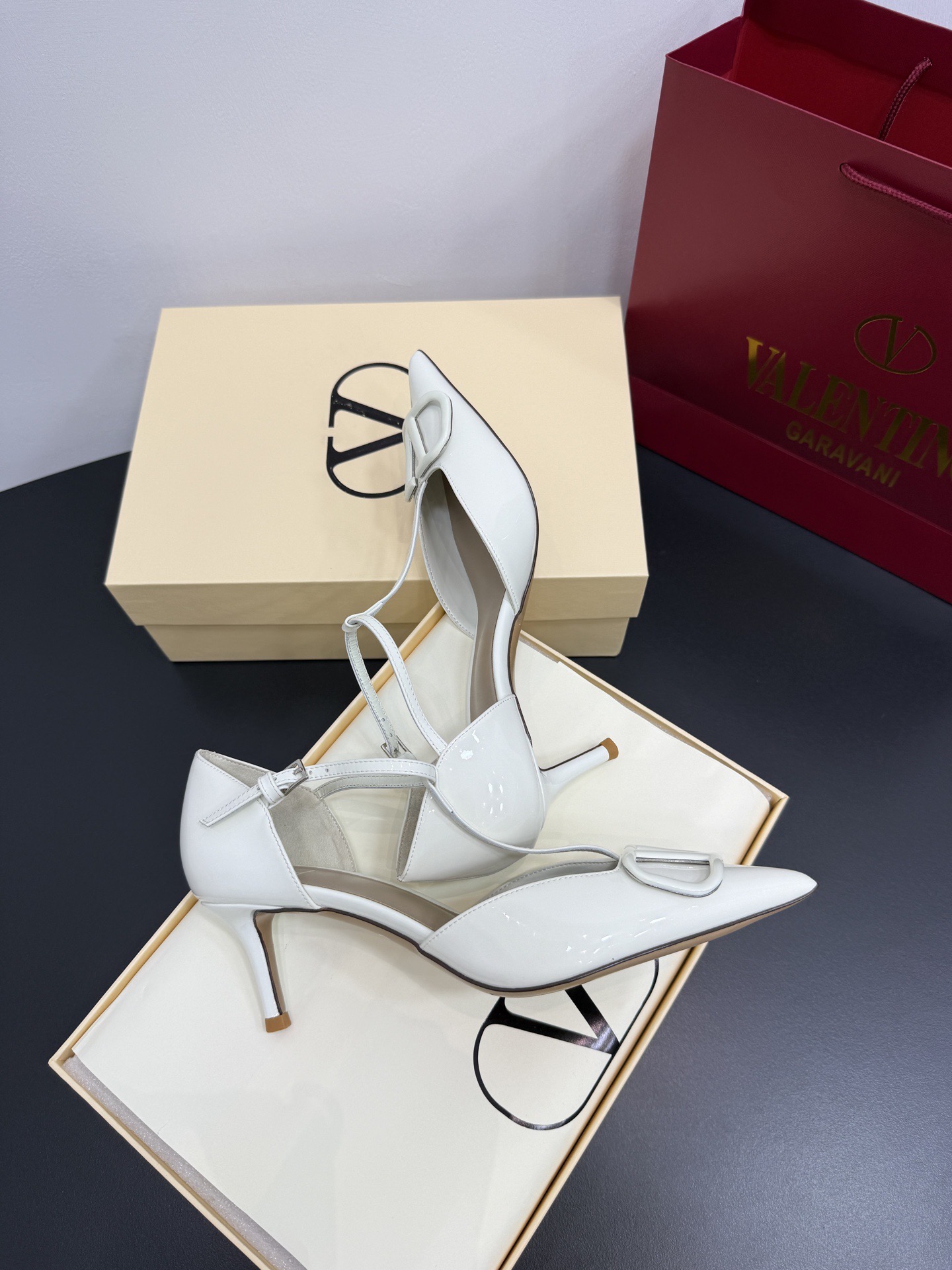 Туфли женские в стиле Valentino VLogo из лаковой натуральной кожи белого цвета