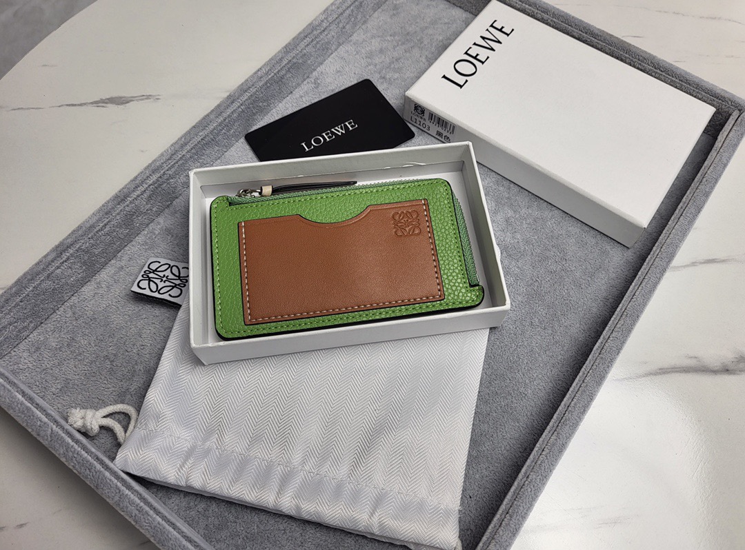 Картхолдер в стиле Loewe Anagram L1103 светло-зелёного цвета