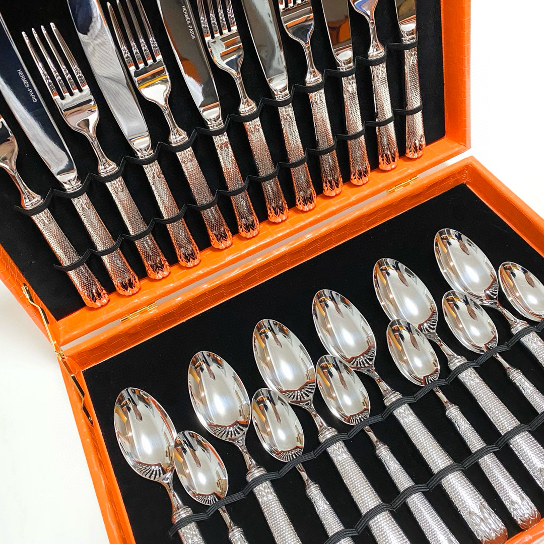 Набор столовых приборов в стиле Hermès серебристого цвета в подарочном кейсе (24 предмета)