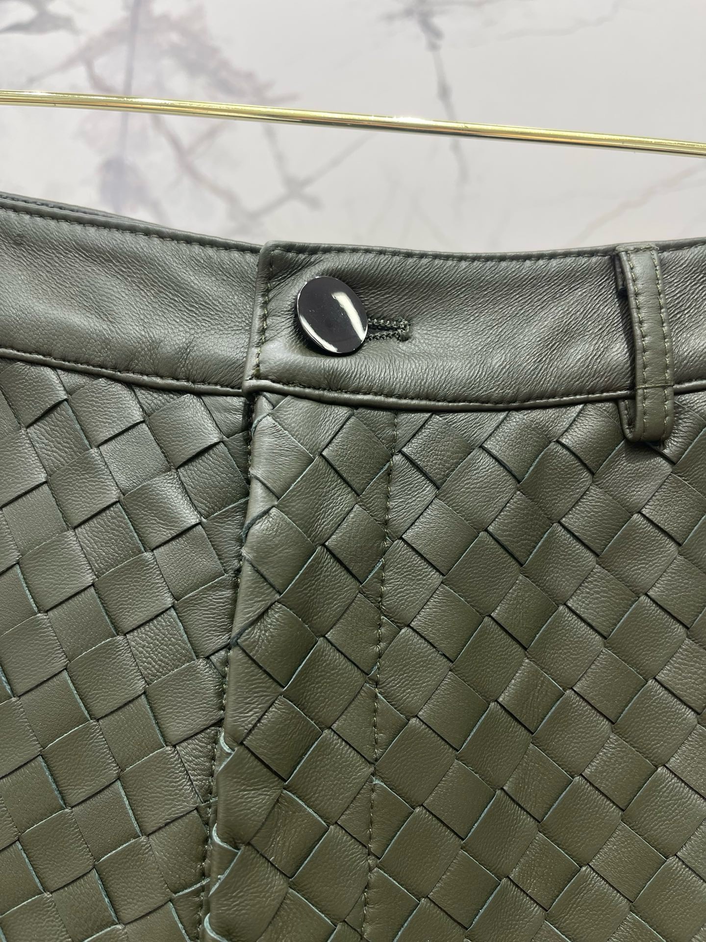 Костюм женский Bottega Veneta тёмно-зелёного цвета с плетением Intrecciato
