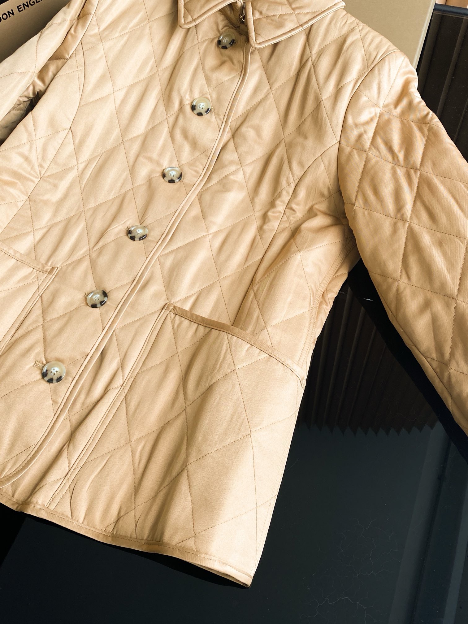 Куртка женская в стиле Burberry бежевого цвета