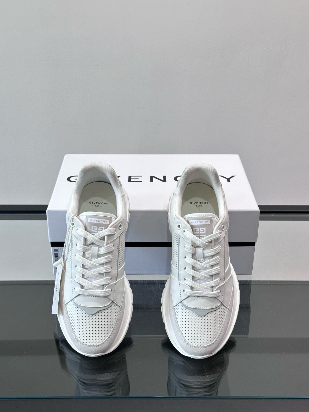 Кроссовки мужские Givenchy белого цвета