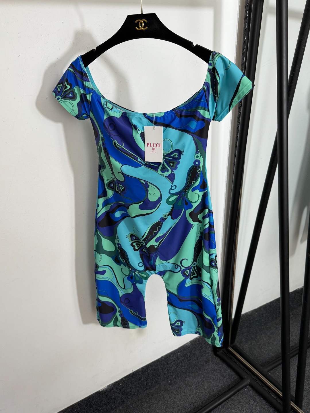 Купальник женский в стиле Emilio Pucci слитный синего цвета с принтом с коротким рукавом и шортами