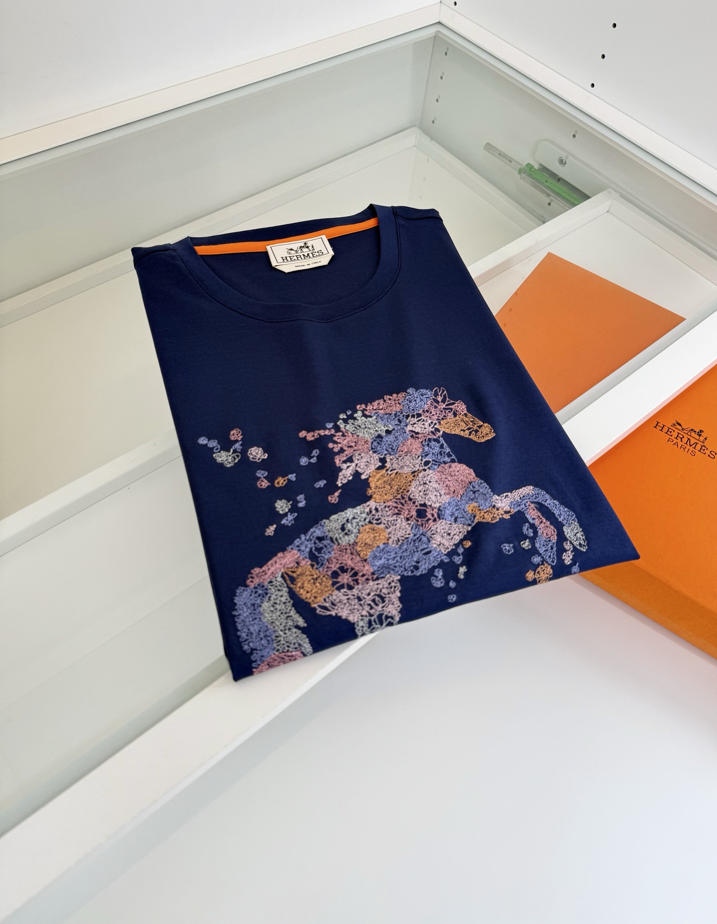Футболка мужская в стиле Hermes синего цвета с вышивкой