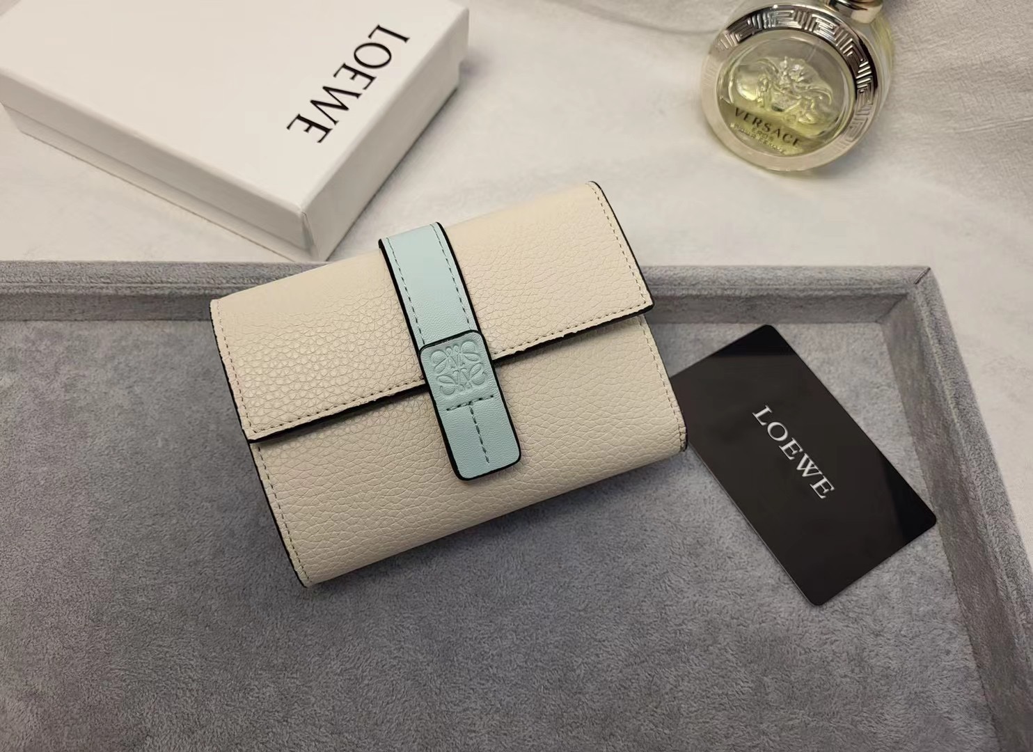 Кошелёк женский в стиле Loewe Anagram L1102 светло-бежевого цвета с контрастным ремешком