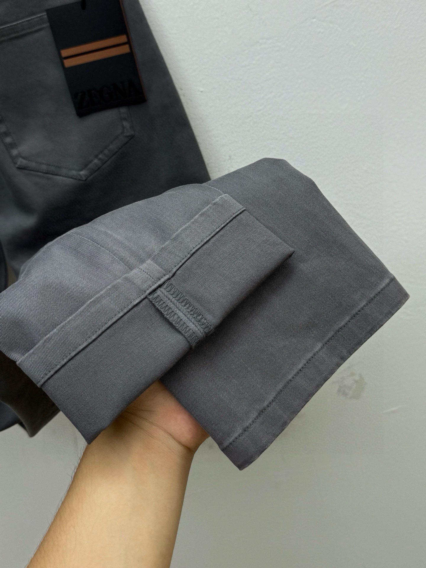 Джинсы мужские в стиле Zegna серого цвета с кожаным патчем