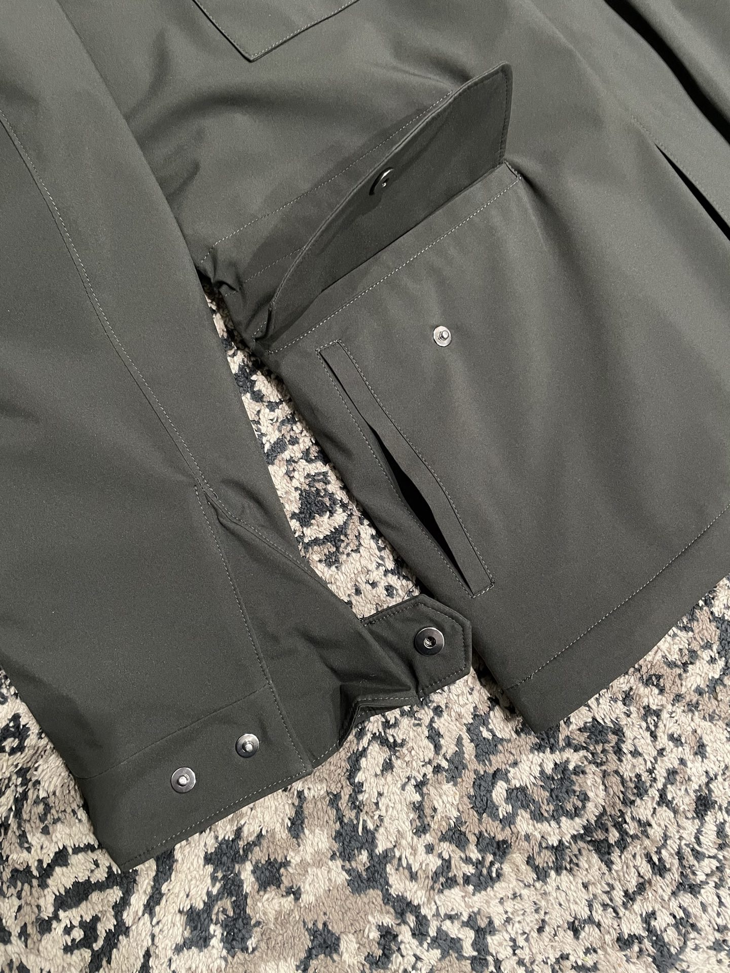 Куртка мужская в стиле Loro Piana Traveller Windmate® из технологичной ткани серого цвета с капюшоном