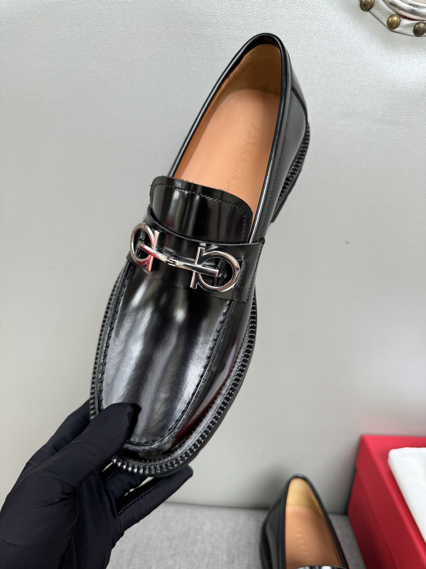 Лоферы мужские в стиле Salvatore Ferragamo с металлической пряжкой чёрного цвета