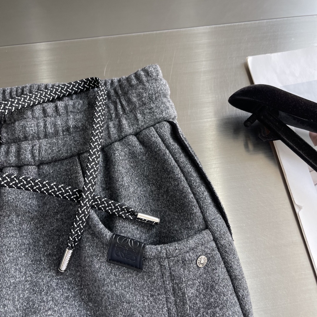 Брюки мужские в стиле LOEWE из шерстяной ткани тёмно-серого цвета 