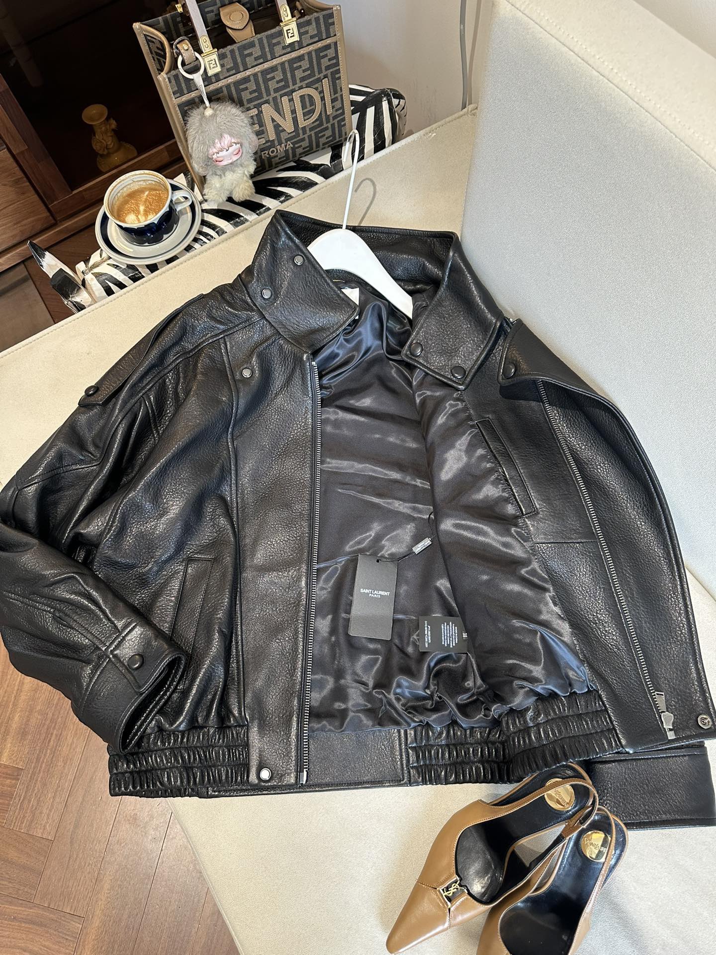 Куртка женская в стиле Saint Laurent из натуральной кожи чёрного цвета укороченная с эластичным поясом