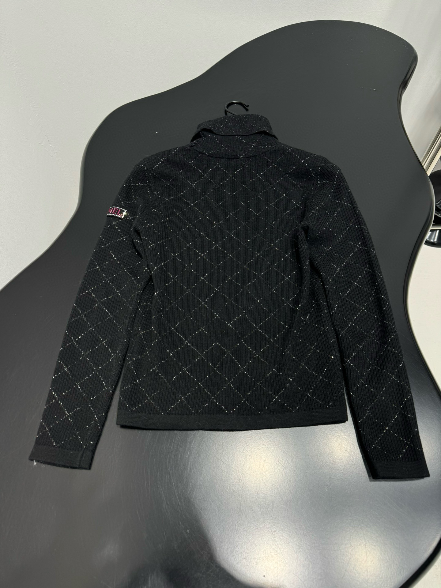 Свитер женский в стиле Chanel из шерстяного трикотажа чёрного цвета с ромбовым узором и высоким воротником