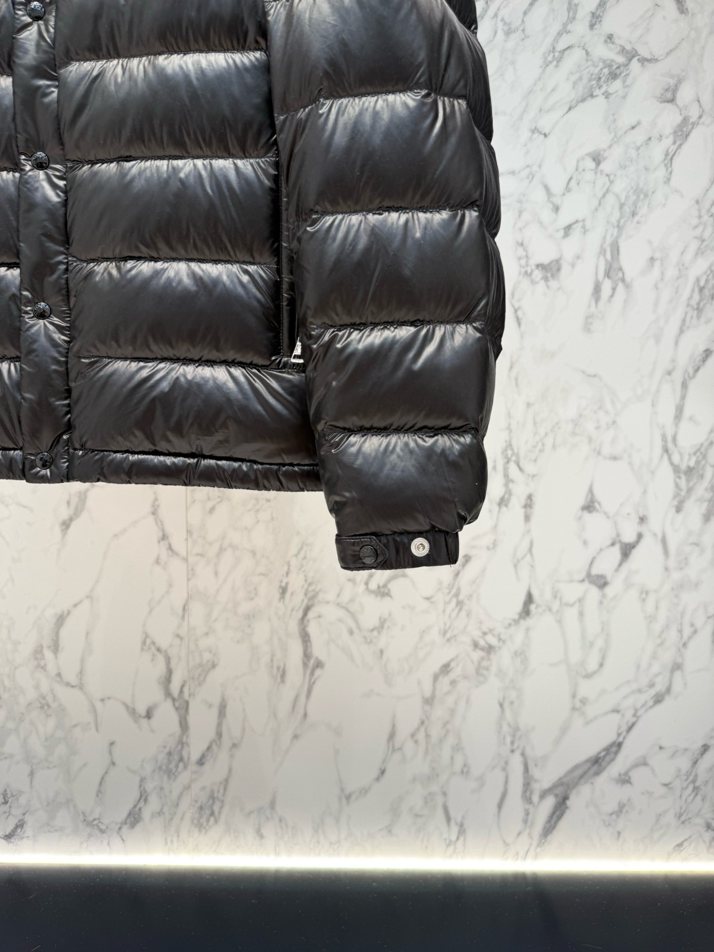 Пуховик мужской Moncler Acorus чёрного цвета с натуральным пухом