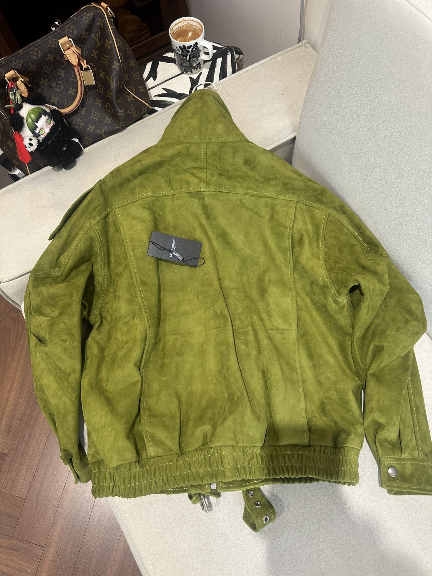 Куртка женская в стиле Saint Laurent из натуральной замши зелёного цвета укороченная с косой застёжкой