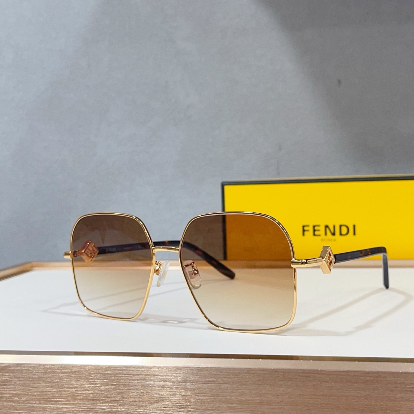 Очки солнцезащитные женские в стиле Fendi FE40218U