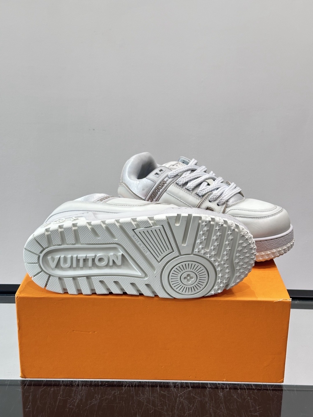 Кроссовки женские в стиле Louis Vuitton Trainer белого цвета