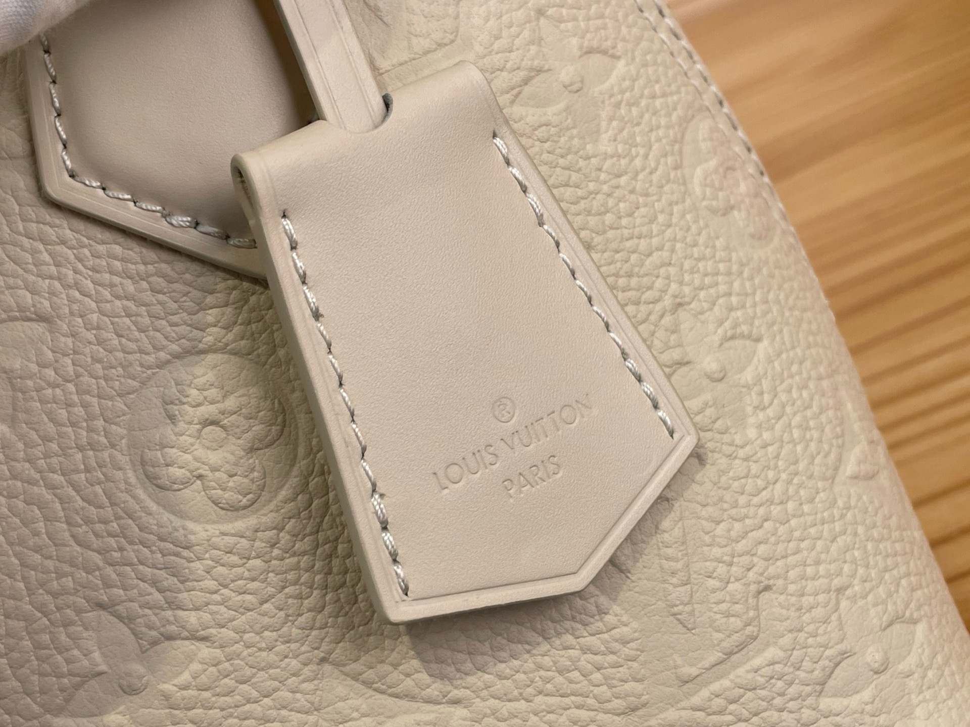 Сумка женская Louis Vuitton Alma BB  белого цвета