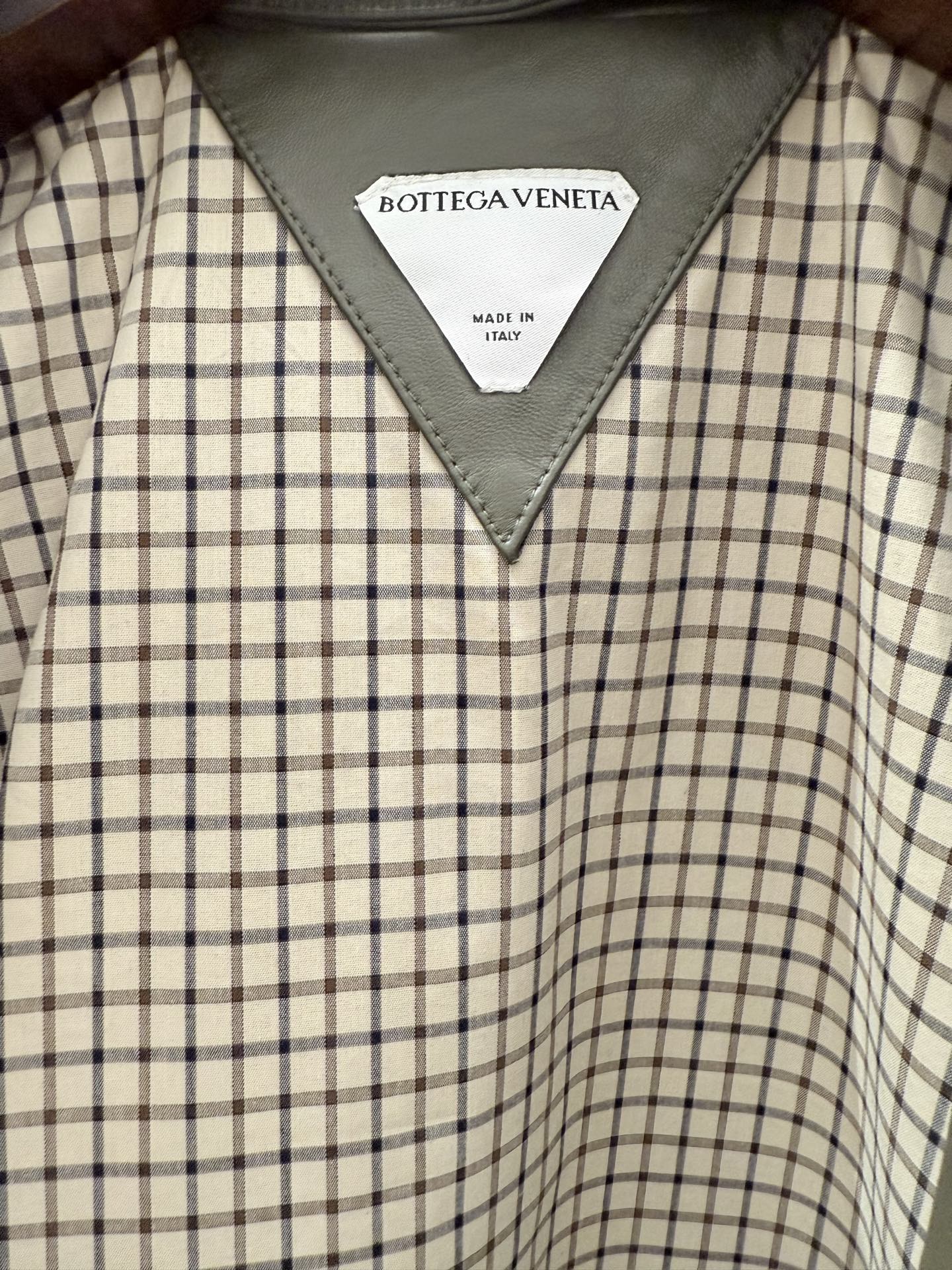 Куртка мужская в стиле Bottega Veneta тёмно-зелёного цвета с плетёным воротником