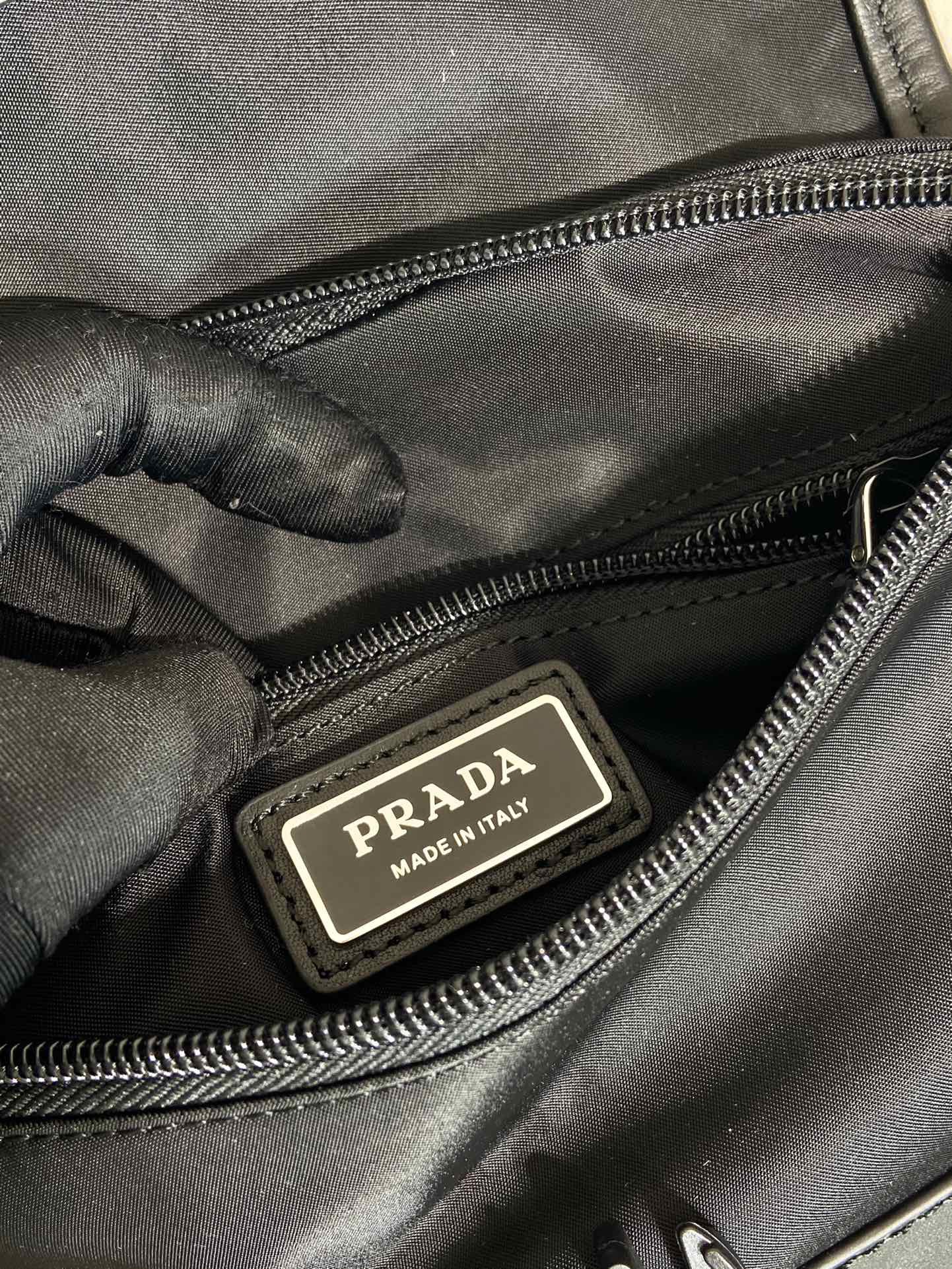 Сумка поясная / кроссбоди унисекс в стиле Prada Re-Nylon чёрного цвета с кожаной отделкой