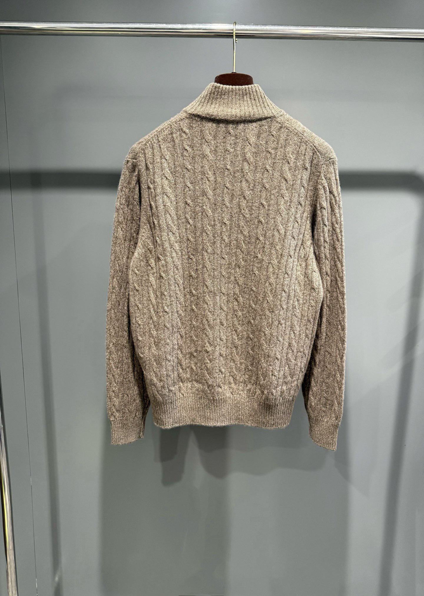 Свитер мужской в стиле Loro Piana из 100% шерсти бежевого цвета с молнией