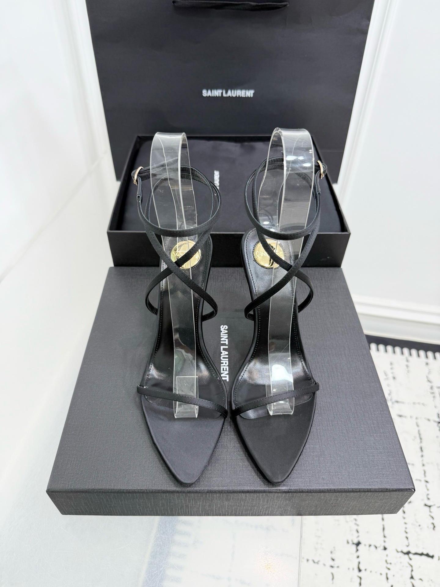 Босоножки женские в стиле Saint Laurent с декоративными кристаллами черного цвета