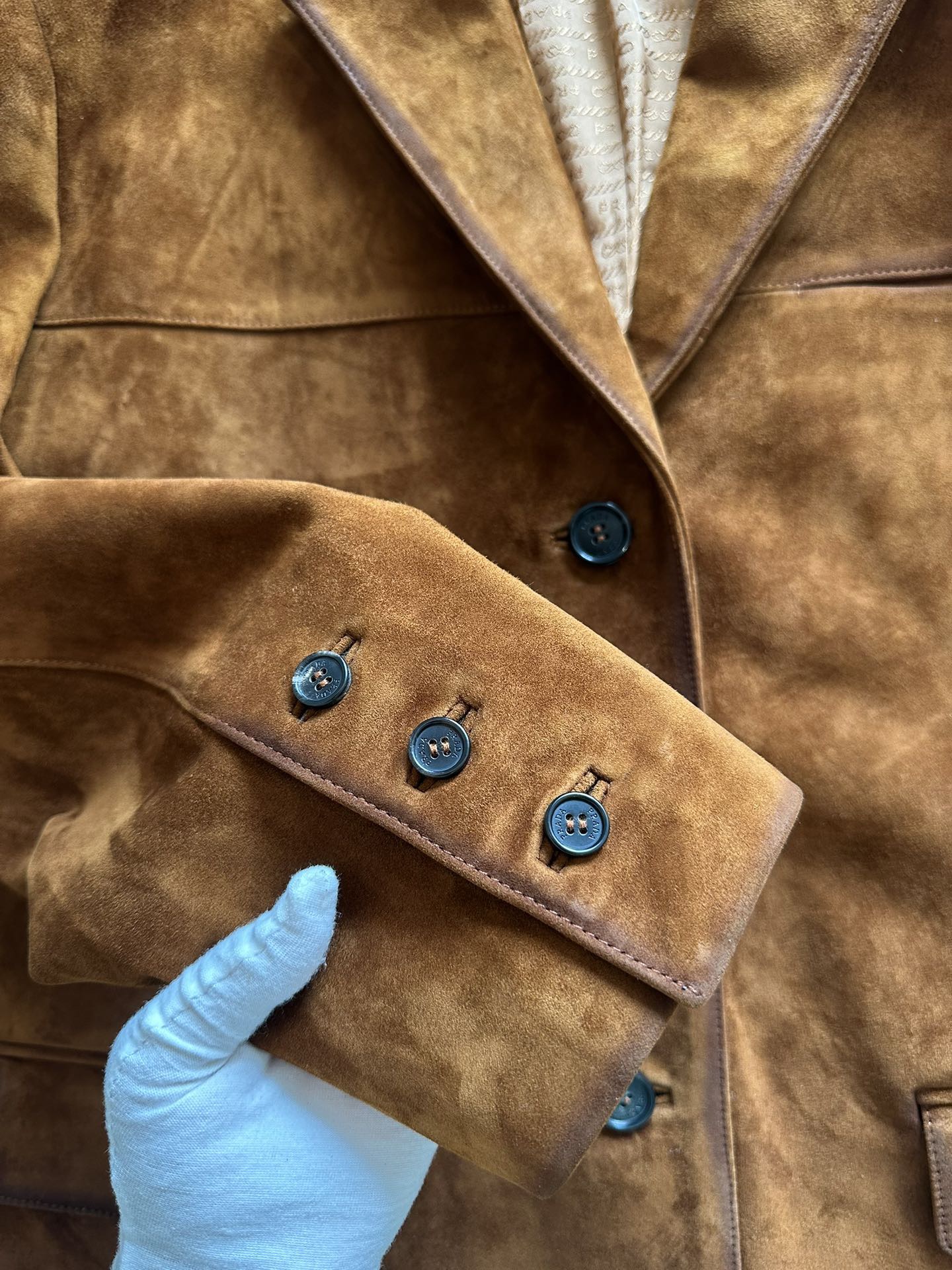 Куртка женская в стиле Prada из натуральной замши коричневого цвета с классическим кроем