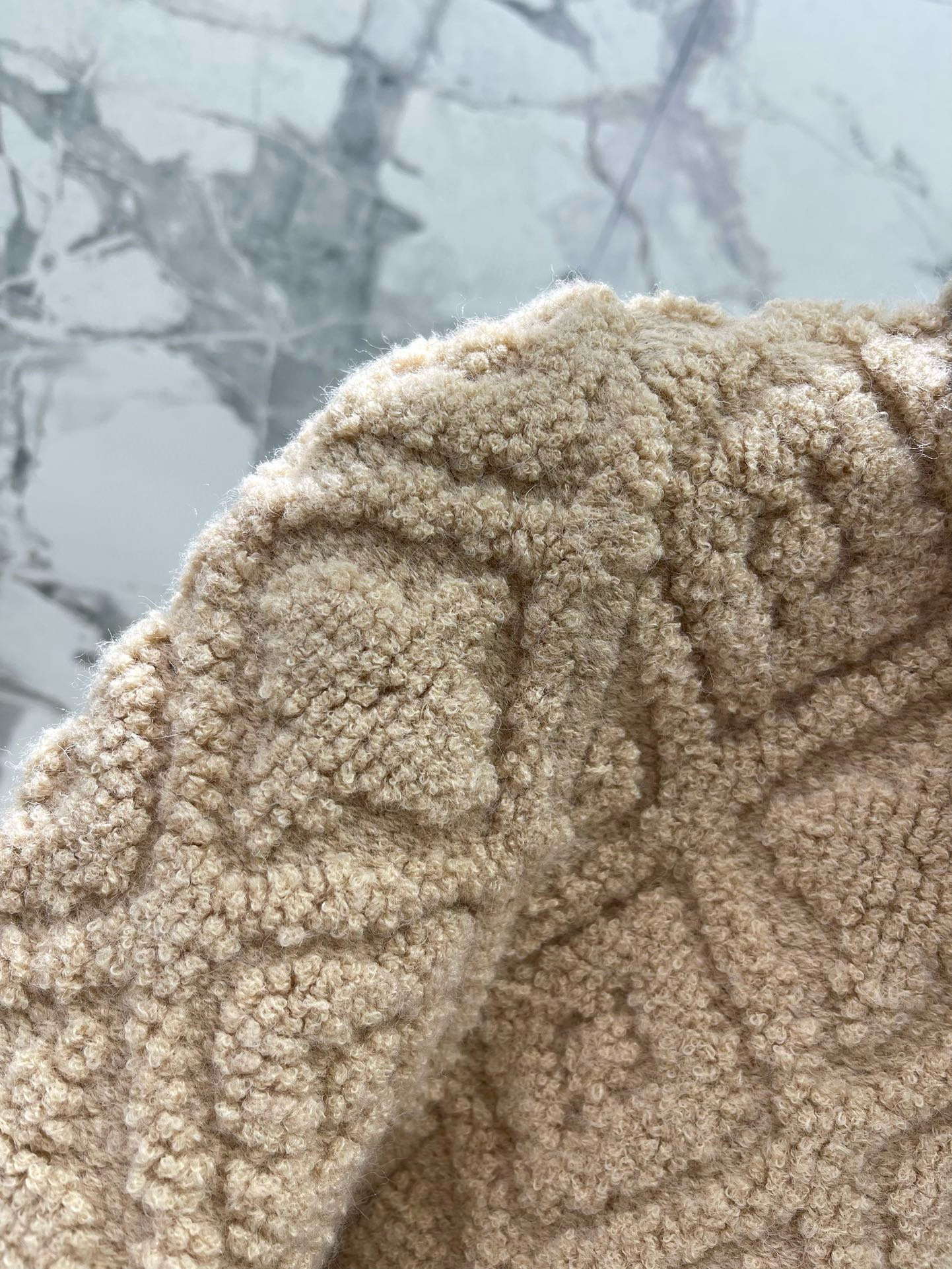 Кардиган женский в стиле Louis Vuitton из трикотажа с фактурной вязкой, бежевого цвета