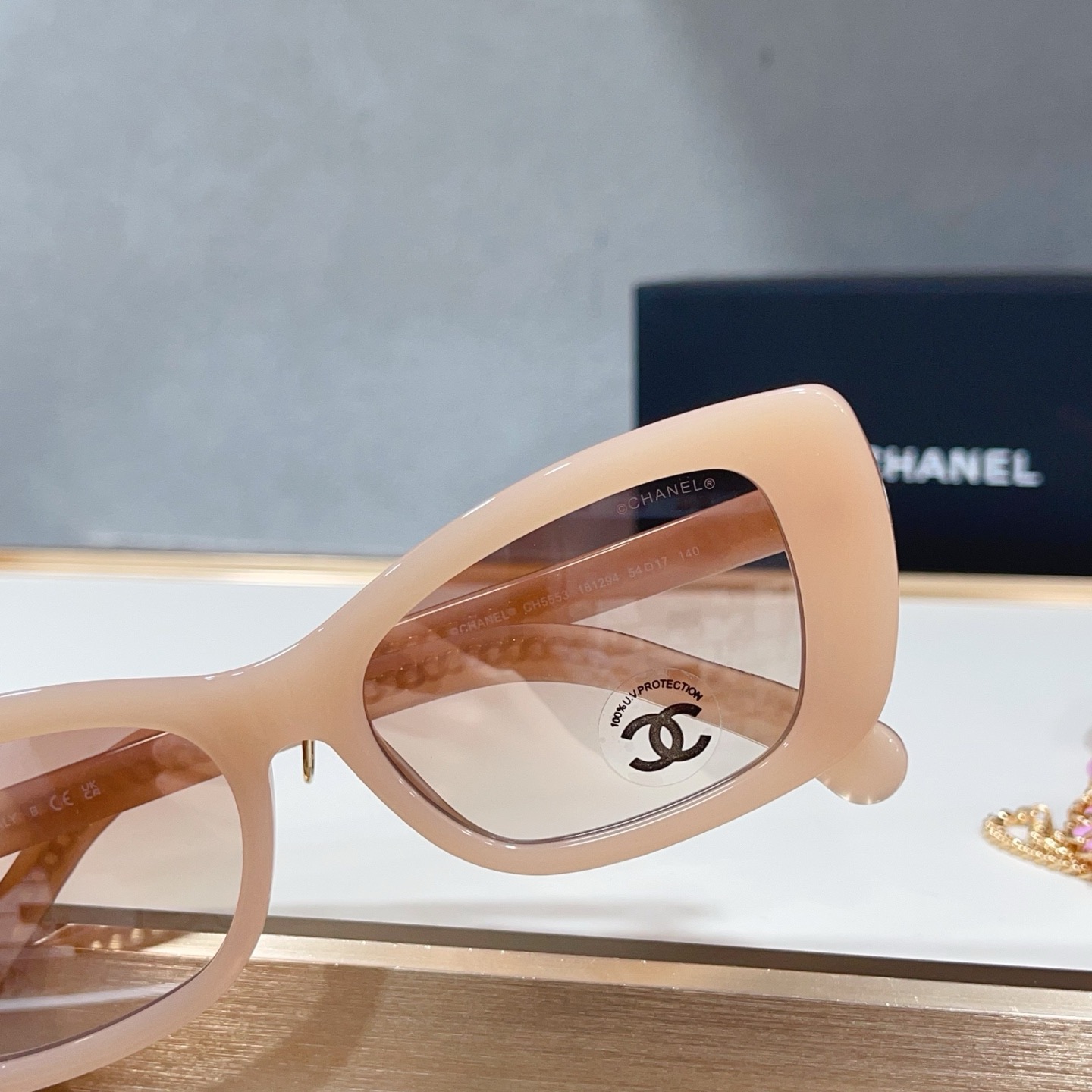 Очки солнцезащитные женские в стиле Chanel CH5553 с цепочкой