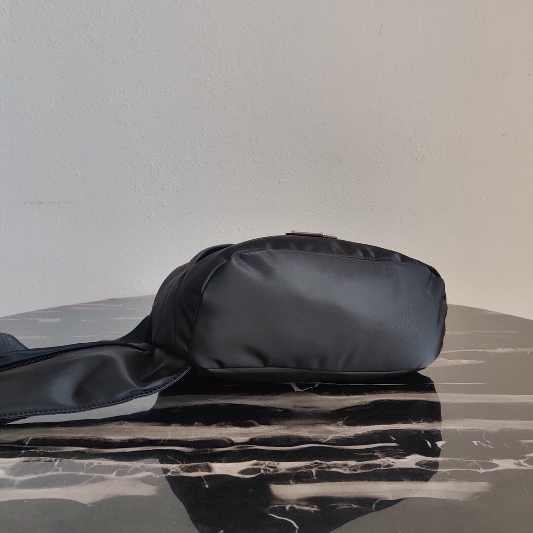 Сумка слинг / кроссбоди унисекс в стиле Prada Re-Nylon чёрного цвета