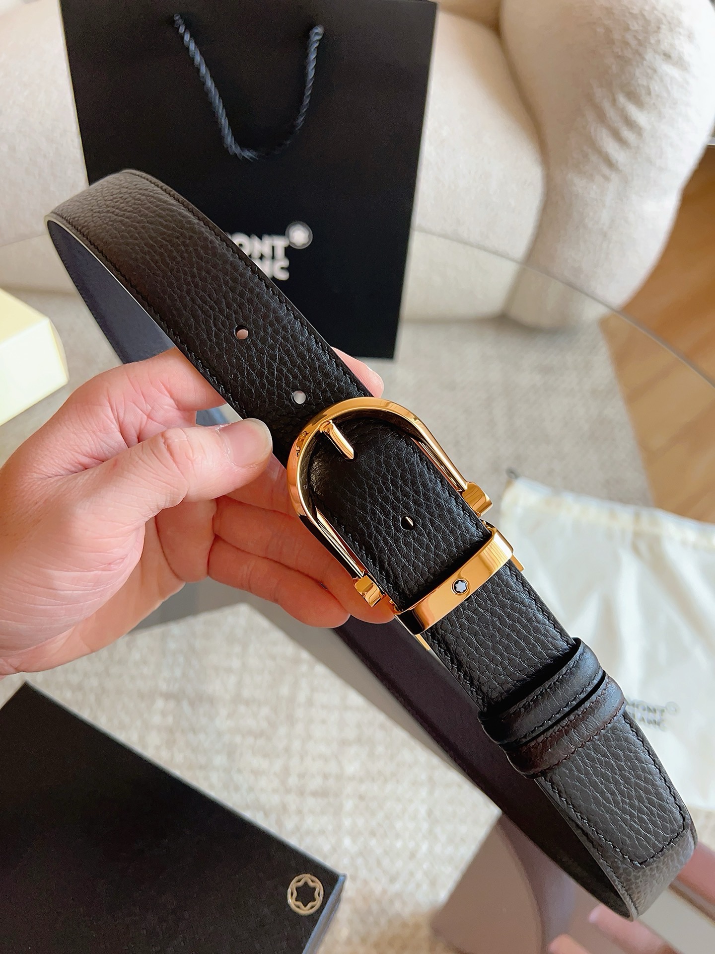 Ремень мужской Montblanc чёрного цвета двусторонний с золотистой пряжкой