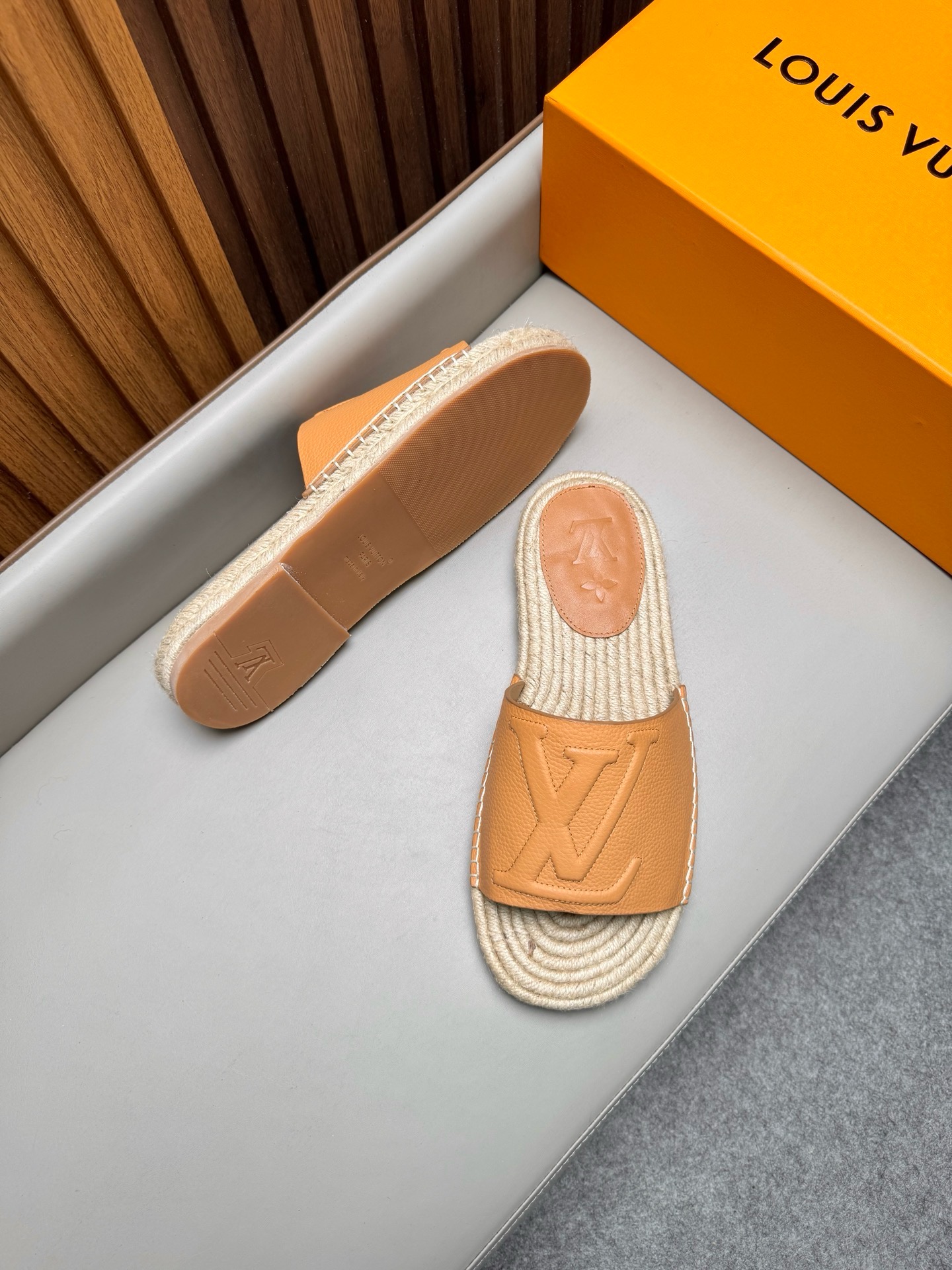 Шлёпанцы мужские в стиле Louis Vuitton коричневого цвета