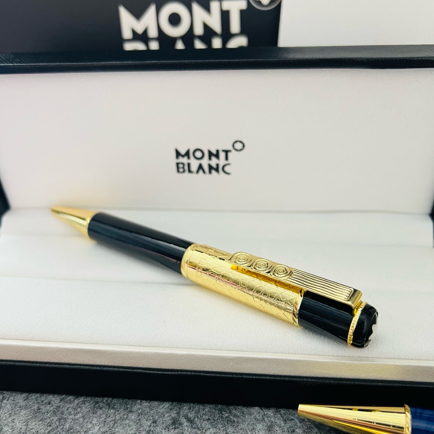 Ручка Montblanc черного цвета