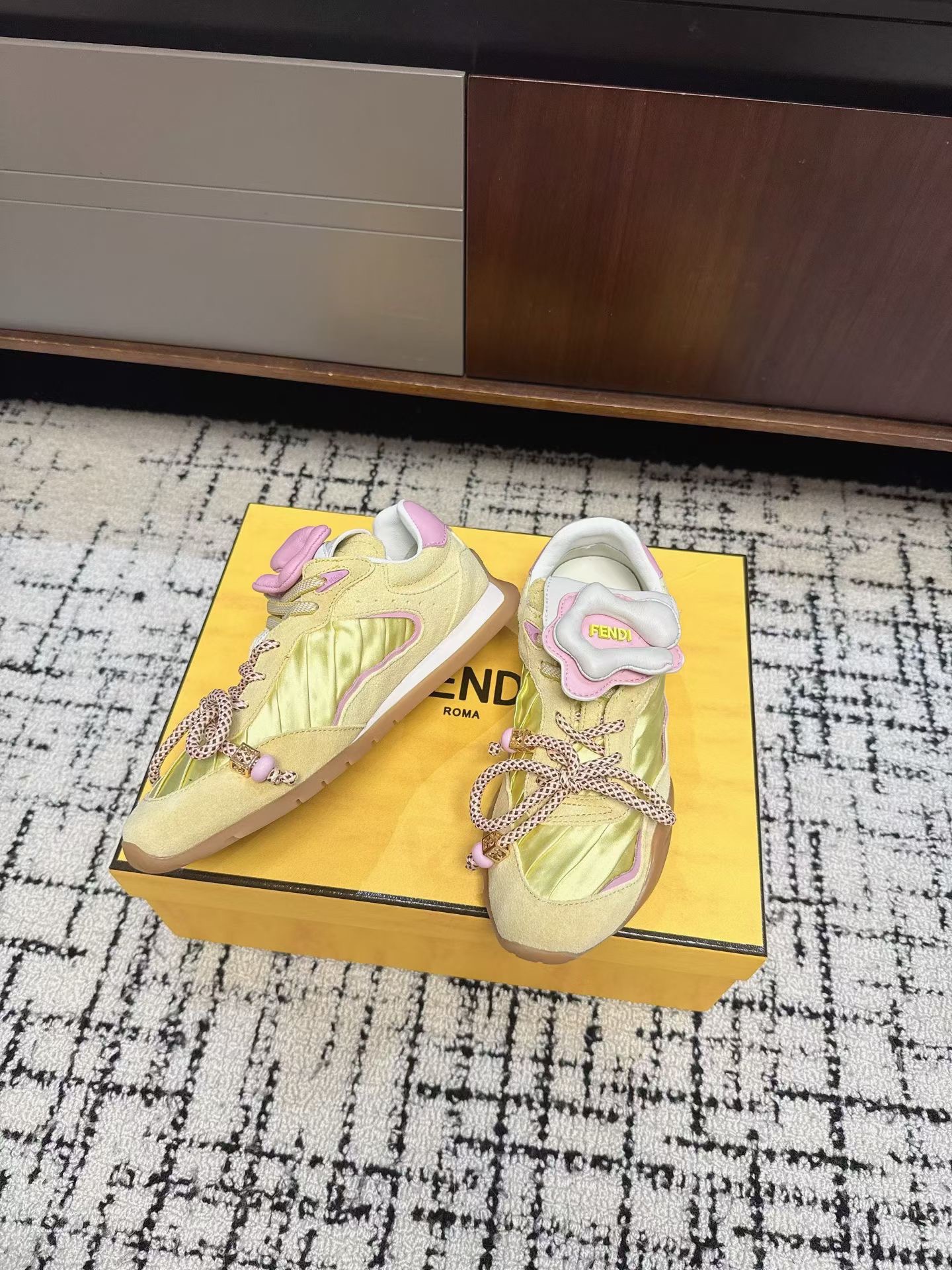 Кроссовки женские в стиле Fendi Delfina жёлтого цвета