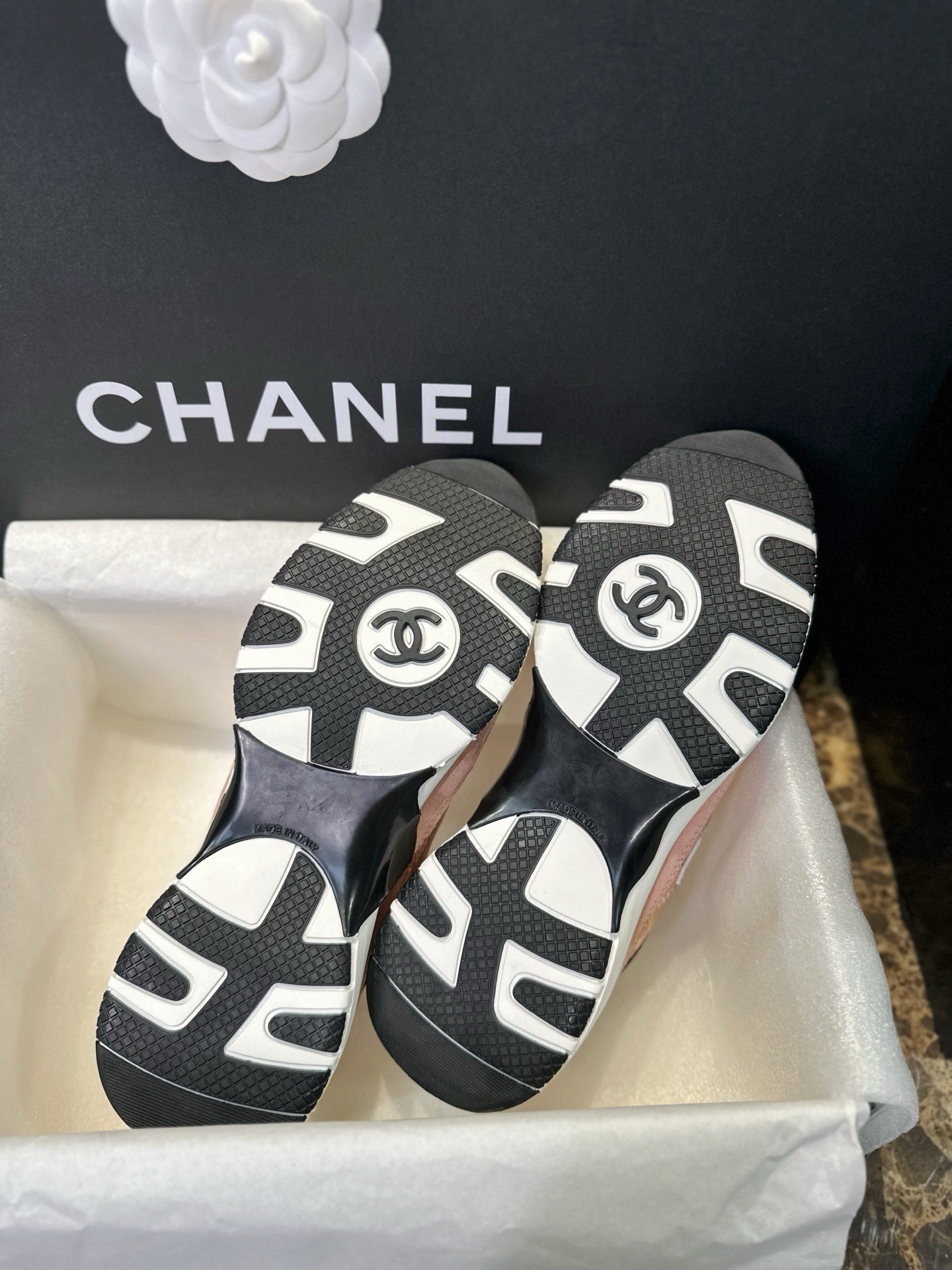 Кроссовки женские в стиле Chanel розово-золотого цвета