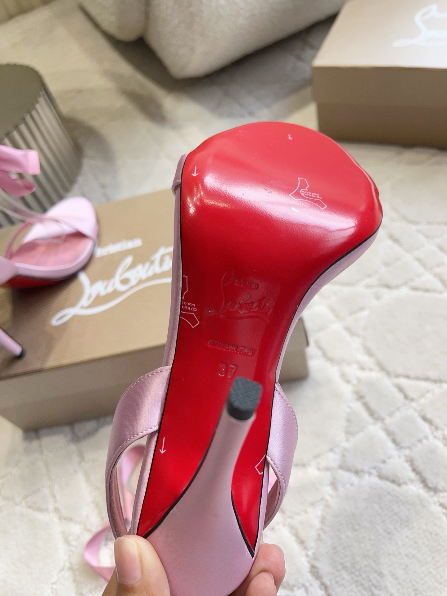 Босоножки женские в стиле Christian Louboutin So Kate из натурального шелка с лентами розового цвета