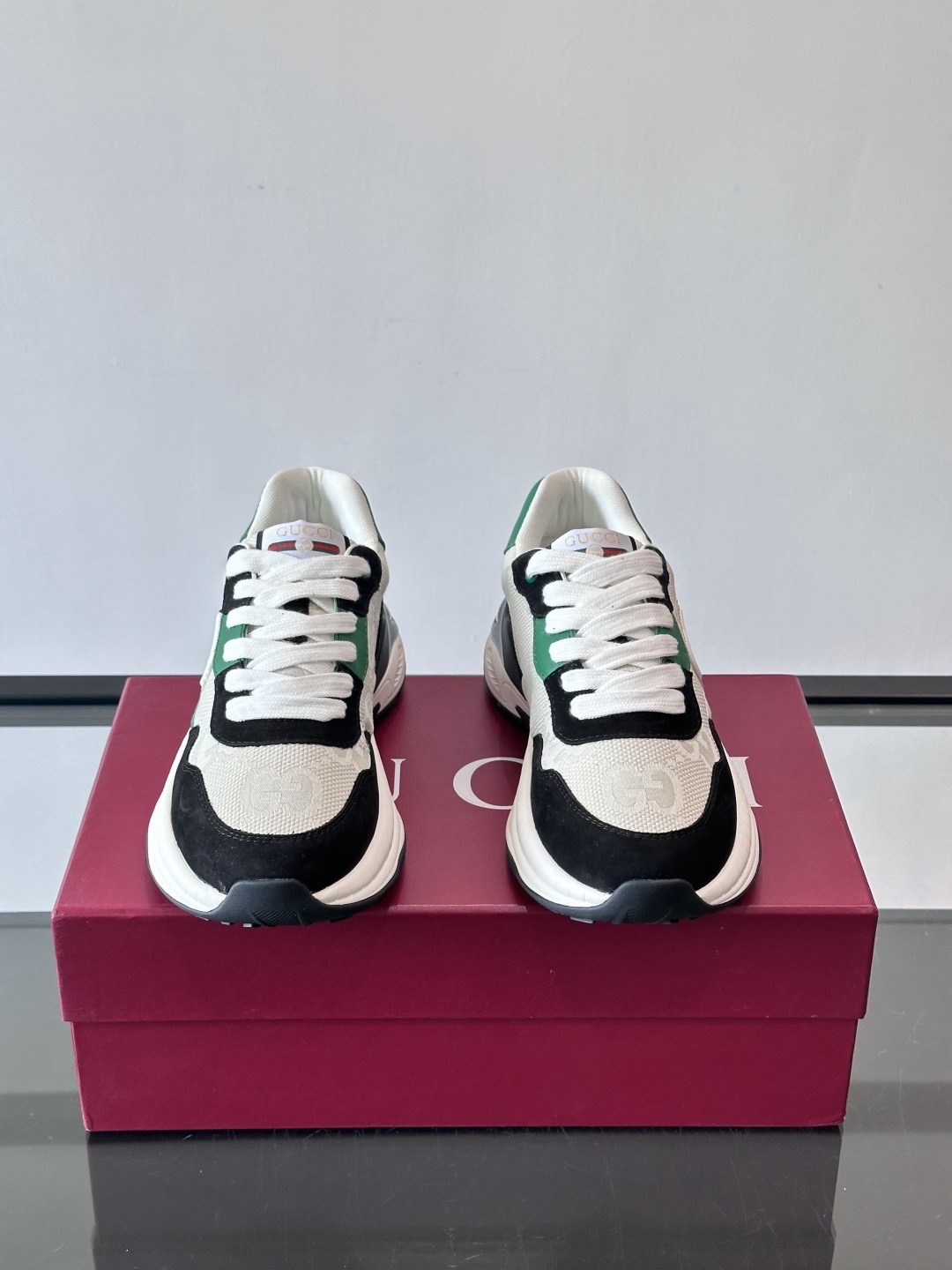 Кроссовки мужские в стиле Gucci чёрно-бело-зелёного цвета