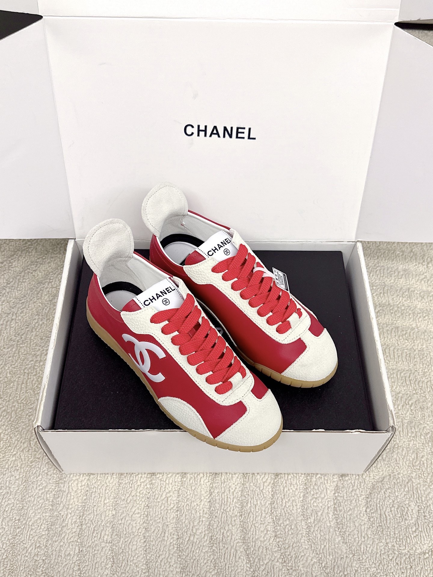 Кроссовки женские в стиле Chanel красного цвета с контрастными вставками