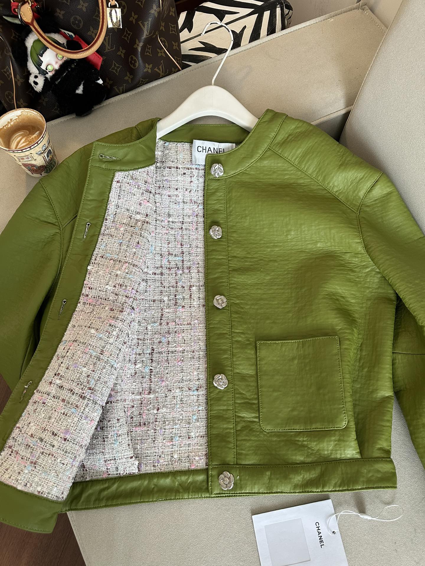 Куртка женская в стиле Chanel из натуральной кожи зелёного цвета укороченная с декоративными пуговицами