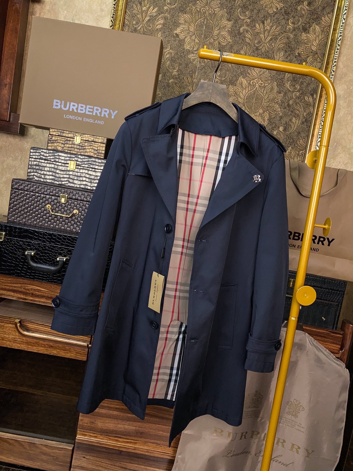 Тренч мужской в стиле Burberry темно-синего цвета классический