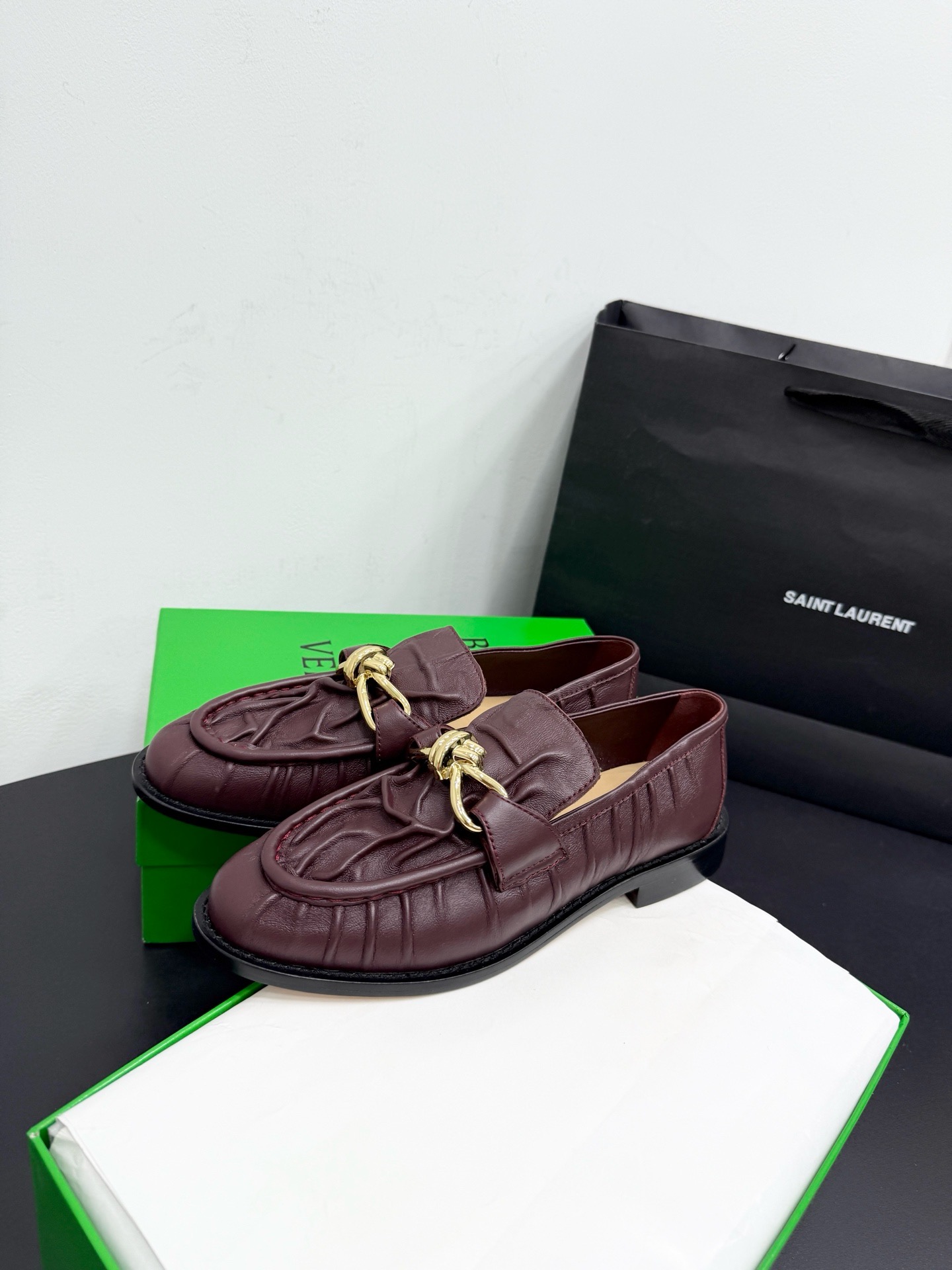 Лоферы женские Bottega Veneta Astaire с металлическим декором бордового цвета