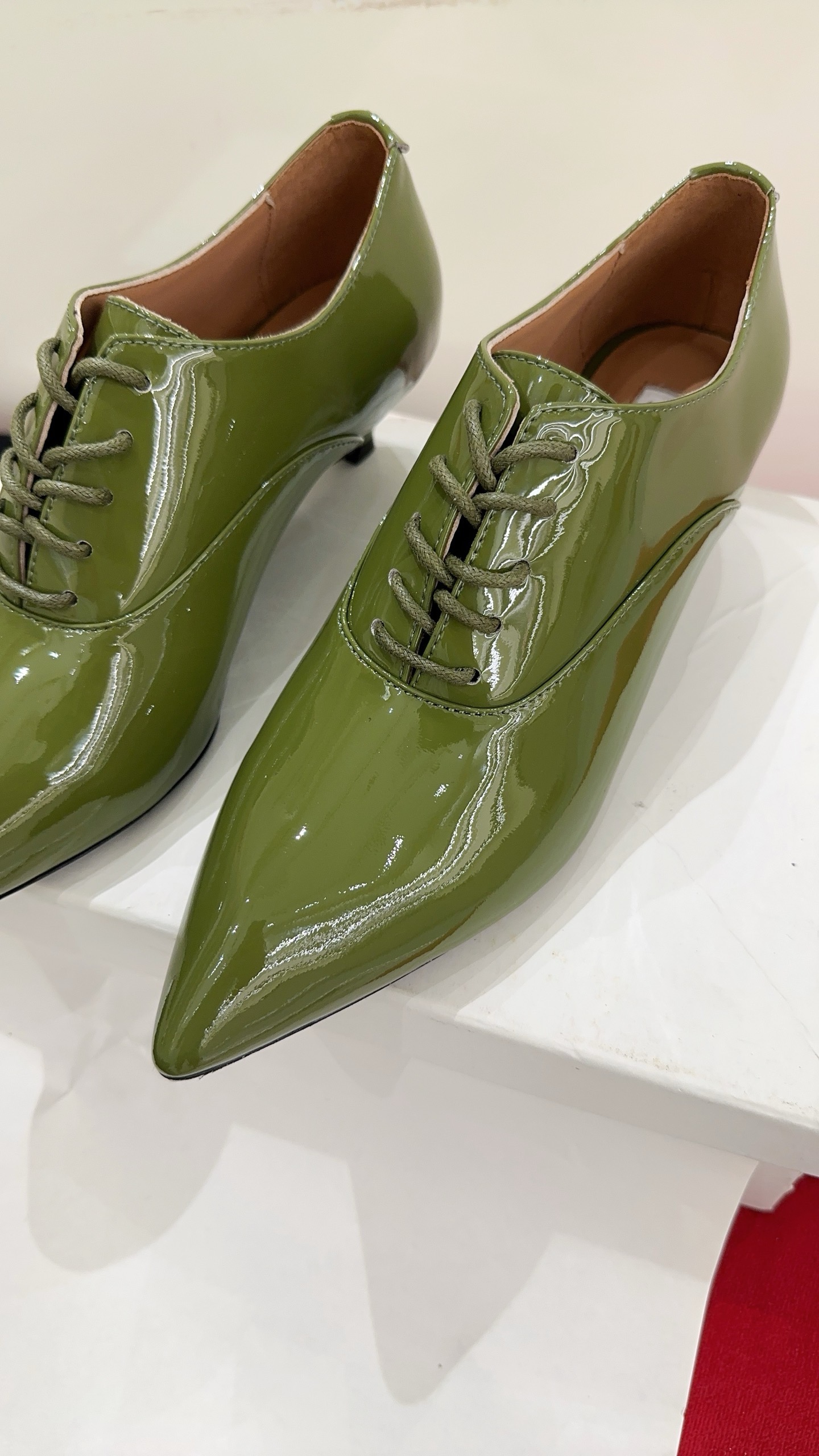 Туфли женские в стиле Jil Sander из лаковой натуральной кожи оливкового цвета