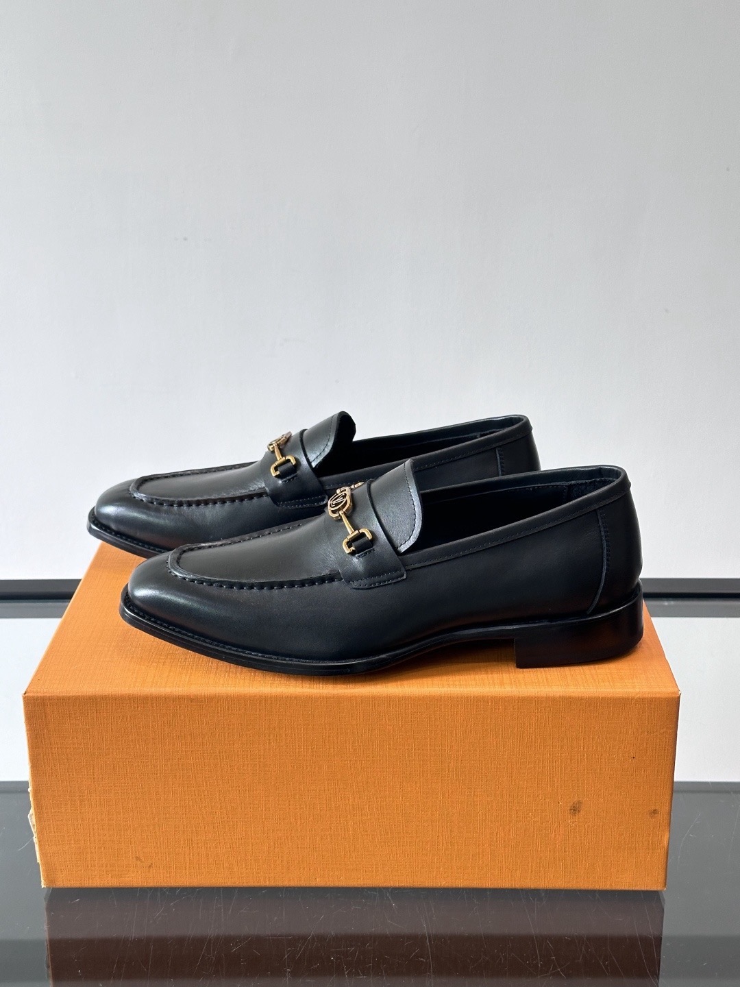 Туфли мужские в стиле Louis Vuitton чёрного цвета с металлической цепочкой