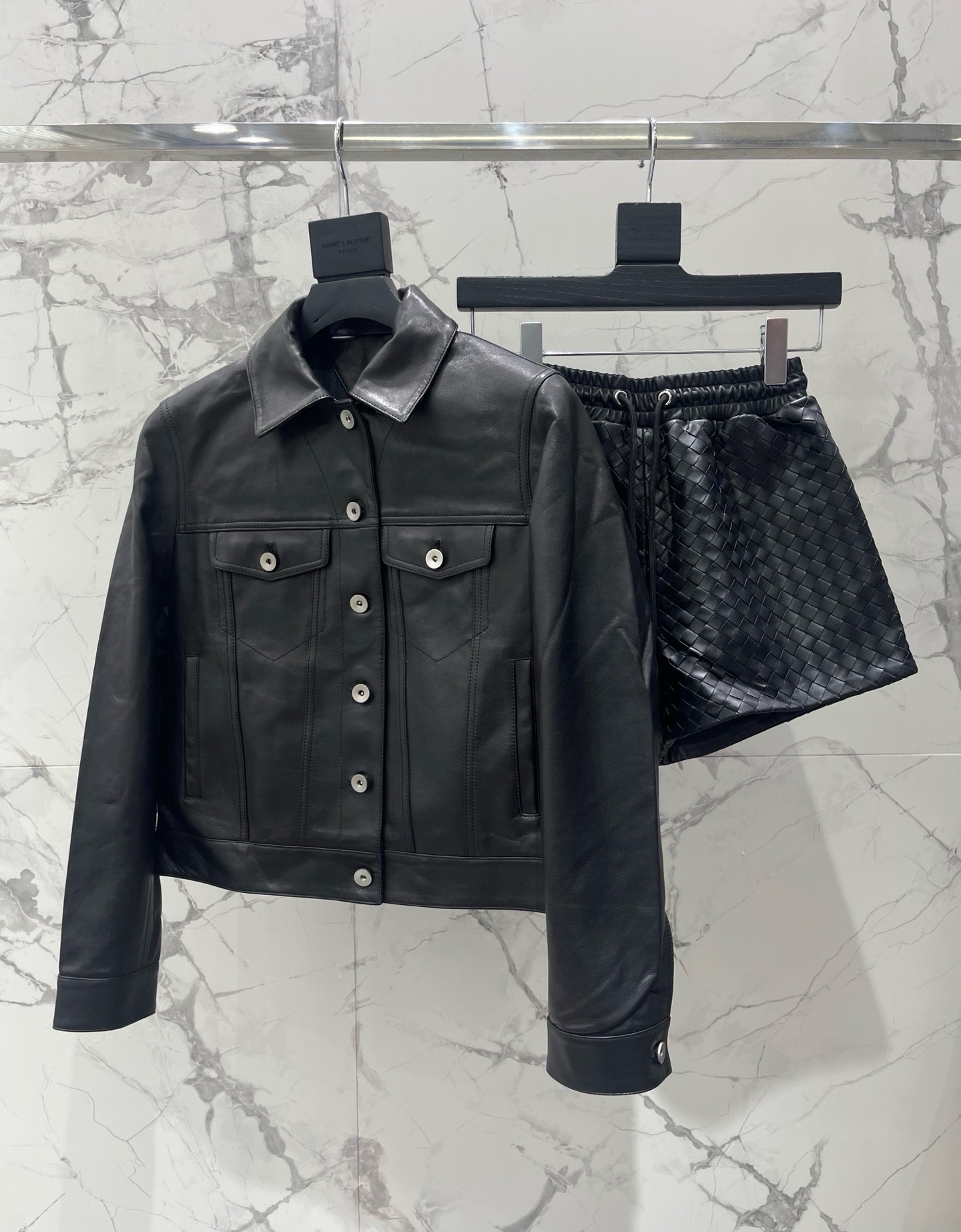 Костюм женский Bottega Veneta чёрного цвета с плетением Intrecciato
