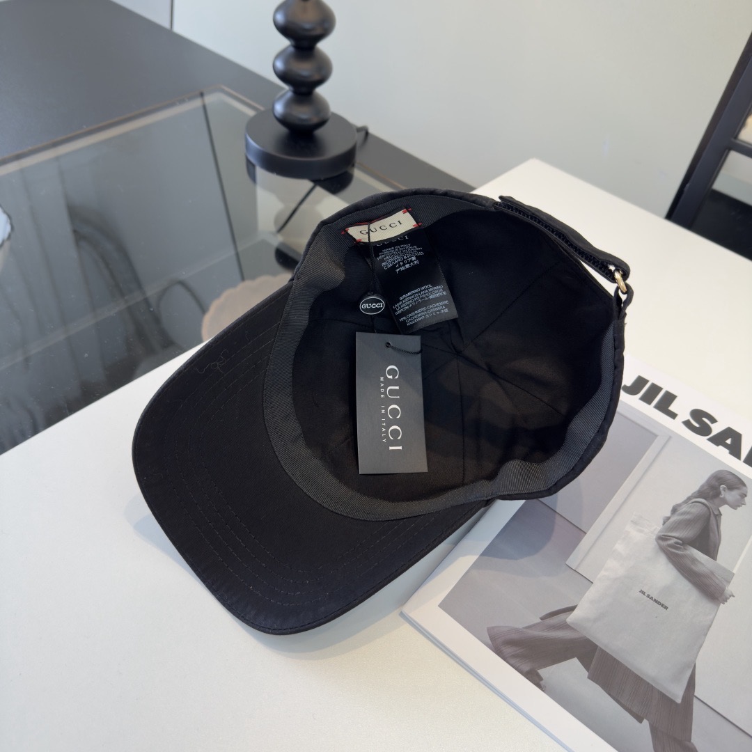 Кепка женская в стиле Gucci из хлопковой ткани чёрного цвета с логотипом