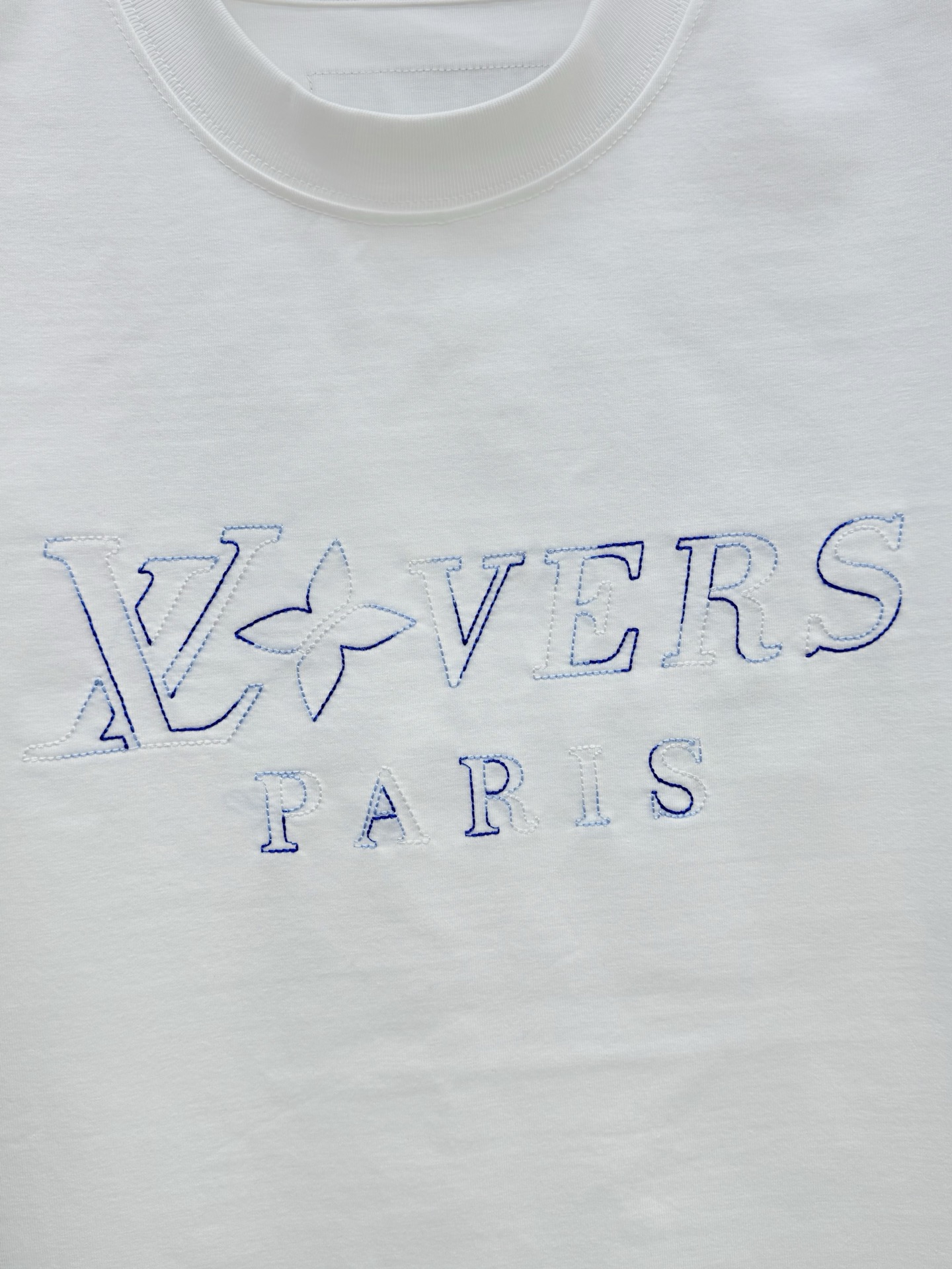Футболка мужская в стиле Louis Vuitton из хлопка белого цвета с вышивкой логотипа